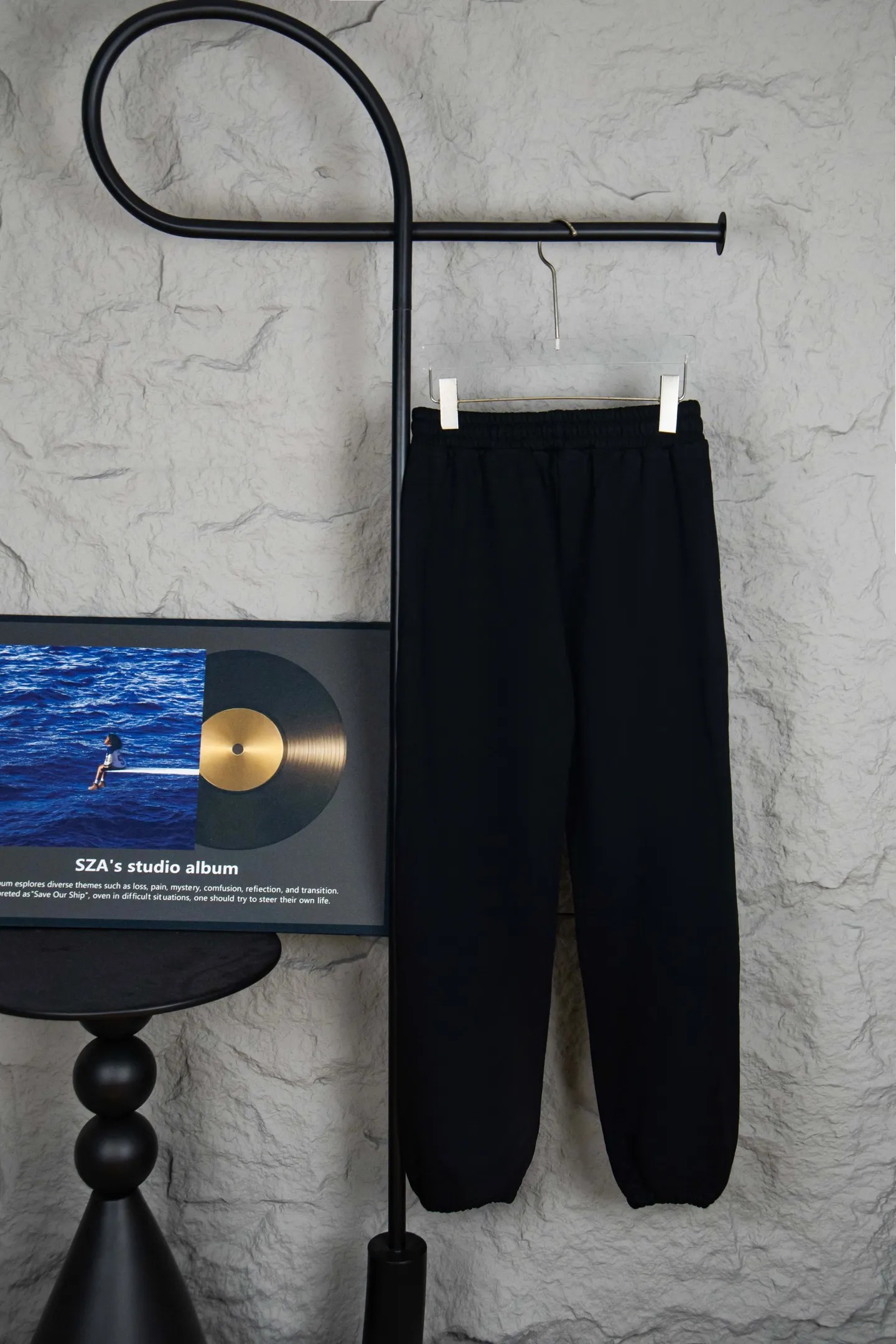 P170 Ralph Lauren Ralph Lauren suit sweatpants. Pure cotton with anti-static treatment. No dust, no lint. The elastic waist is used with a drawstring. Very friendly to the figure. The cotton is comfortable and soft. The upper body is casual and free. Regular beveled double pockets on both sides. The white brand logo on the left leg collides with the black of the pants. Although it is small, it is quite recognizable. The brand adds a young and fashionable atmosphere to the original high-end sense. It can be called a cold protection weapon. A simple base layer is enough to withstand the severe cold and make it more fluffy and warm. Color: Gray, Black, Navy SIZE: S-XL